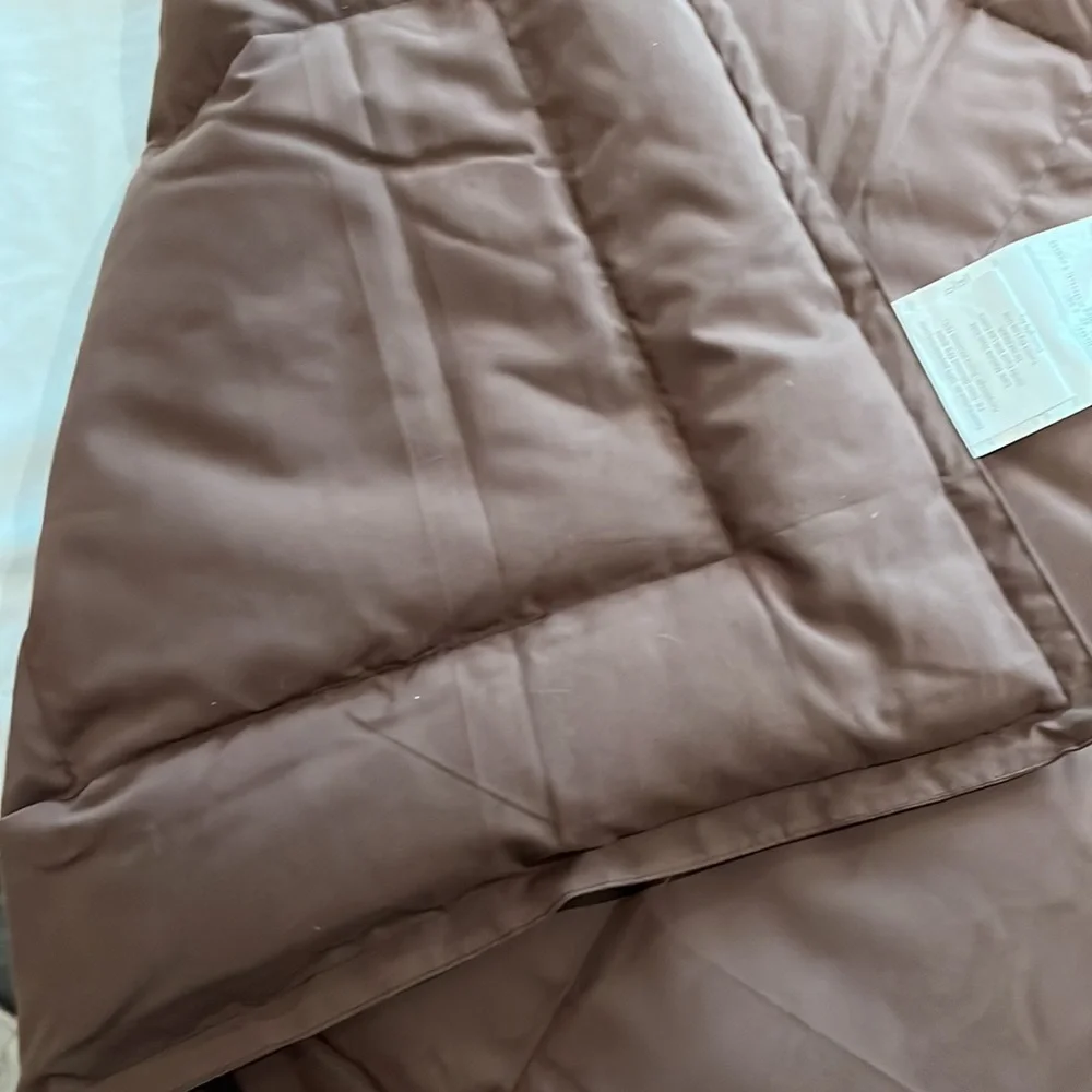 Brown throw (75% down) - Picture 2 of 4